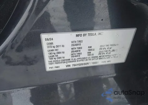 2024 Tesla Model Y Long Range Single Motor Rear-Wheel Drive/Rwd z USA, uszkodzony, nr VIN 7SAYGDED0RF110081